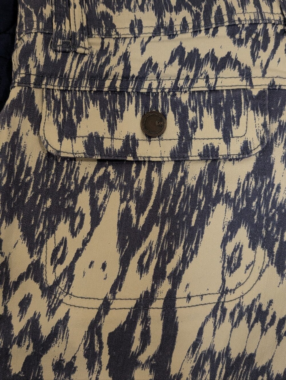 Lee, Size 6/Medium Ikat Pattern Shorts